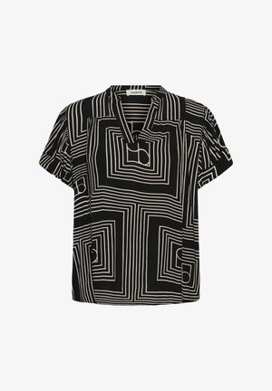 Zwarte blouse met korte mouwen, voorzien van witte geometrische vierkante lijnpatronen en een kleine V-halskraag.