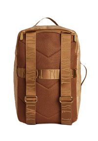 Mochila marrón que presenta una combinación de materiales lisos y texturizados, detalles de malla, correas ajustables y herrajes de cremallera en tono dorado.