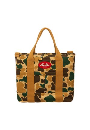 Sac fourre-tout camouflage avec des patches marron et verts, poignées beige, poche avant et écusson logo New Era rouge.