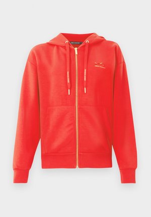 Rdeča zadrga-hoodie z gladko teksturo, kengurskimi žepi, kapuco z vrvico in zlatim logotipom na prsih.