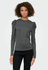 Langærmet skjorte lavet af blødt, mørkegråt stof med pufskuldre, rund halsudskæring og en tætsiddende pasform gennem torsoen.