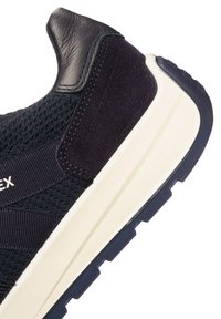 Marineblaues Netzsportmodell mit dunklen Wildlederelementen, einer weißen Zwischensohle und einer strukturierten Gummilaufsohle. Verfügt über ein schlankes, modernes Design.