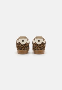 Steve Madden ESCAPADE - Tenisky - brown