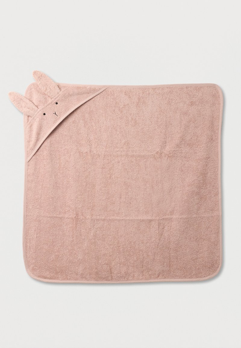 Asciugamano con cappuccio rosa realizzato in morbido tessuto di spugna, con orecchie da coniglio e un design facciale su un bordo, forma rettangolare.
