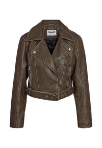 Καφέ κοντό δερμάτινο μπουφάν μοτοσυκλετιστή από συνθετικό δέρμα με τσέπες με φερμουάρ, ζώνη στη μέση και φαρδιά γιακάδες.