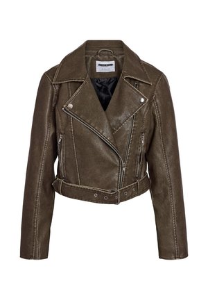 Chaqueta biker corta marrón de piel sintética con bolsillos con cremallera, cintura con cinturón y solapa ancha.