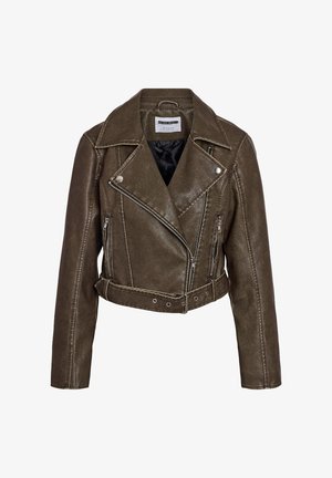 Chaqueta biker corta marrón de piel sintética con bolsillos con cremallera, cintura con cinturón y solapa ancha.