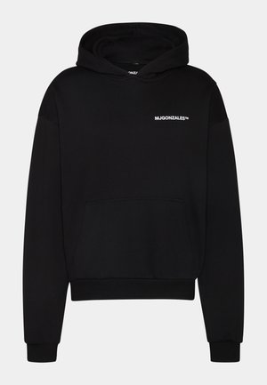 Zwarte hoodie met een voorzak, ribgebreide manchetten en zoom, met een klein wit logo "MJGONZALES" op de linkerkant van de borst. Gemaakt van zachte stof.