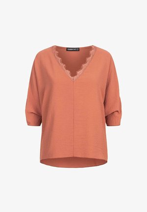 Różowo-pomarańczowy top z dekoltem w serek i koronkowym wykończeniem, z krótkimi, bufiastymi rękawami i luźnym krojem, wykonany z teksturowanej tkaniny.