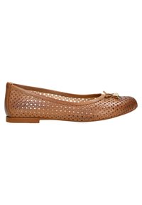 Braune, durchbrochene Leder-Ballettschuhe mit runder Zehenpartie und kleiner Schleifenverzierung, die eine flache Sohle und glatte Textur aufweisen.
