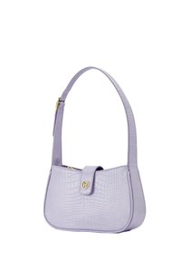 Sac à épaules en faux crocodile violet avec un design plat, un fond arrondi, des accessoires en or et une fermeture à rabat sécurisée.