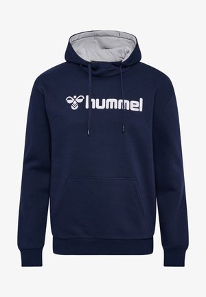 Granatowy hoodie wykonany z miękkiego materiału, z przednią kieszenią, kapturem ze sznurkiem i białym logiem na klatce piersiowej.
