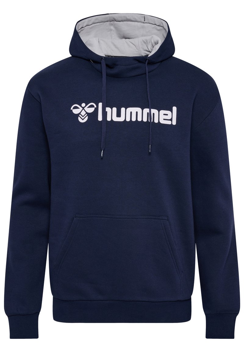 Marineblaues Hoodie aus weichem Stoff, mit einer Fronttasche, Kapuze mit Kordelzug und weißem Logotext auf der Brust.