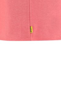 Rode katoenen t-shirt met een gestructureerde afwerking en een gele merklabel op de zijnaad. Eenvoudig ontwerp, korte mouwen en een ronde hals.