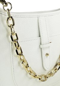 Weiße Ledertasche mit goldener Kettenriemen, strukturierter Oberfläche und einer Vordertasche mit Überschlag und Druckknopfverschluss.