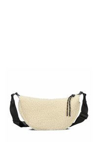 Faux-Sherpa-Crossbody-Tasche in cremiger Farbe mit runder Form, ausgestattet mit einem schwarzen verstellbaren Riemen und Akzenten aus einem Zugverschluss.