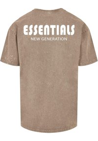 Brun bomulds-t-shirt med en afslappet pasform, med en rund halsudskæring. "ESSENTIALS" og "NEW GENERATION" trykt i hvidt på ryggen.