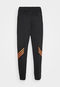 Svarta träningsbyxor med elastiskt midjeband, med tre horisontella orange ränder på varje ytterben för extra detaljering.