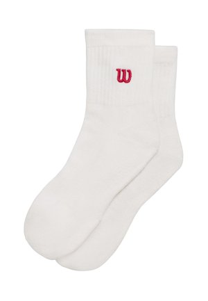 Par hvide crew-strømper med ribbede manchetter og et lille rødt broderet "W"-logo nær toppen.