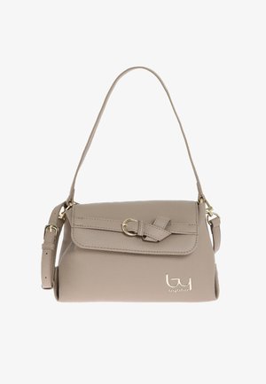 Borsa a tracolla in pelle color beige chiaro con pattina, chiusura a torsione e tracolla regolabile. Presenta componenti in tonalità oro e dettagli del logo.