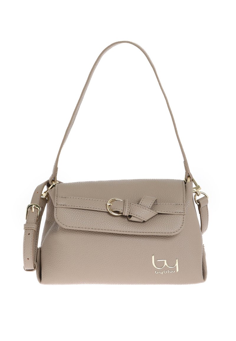Bolso cruzado de cuero color beige claro con tapa, cierre giratorio y correa ajustable. Presenta herrajes en tono dorado y detalle de logo.
