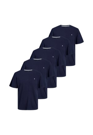 Pięć granatowych, krótkim rękawem, koszulek z okrągłym dekoltem ułożonych warstwowo w nieregularny stos, każda z małym białym logo ampersand na lewej piersi.
