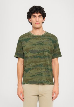 Grünes Camouflage-T-Shirt aus Baumwolle, mit einem entspannten Schnitt, kurzen Ärmeln und einem runden Halsausschnitt mit glatter Textur.