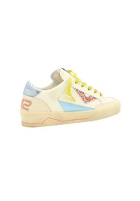 Sneaker bianco con accenti azzurri chiari, rosa e texture. Presenta un lacci gialli, una suola in gomma e elementi di design geometrico. Modello 42.