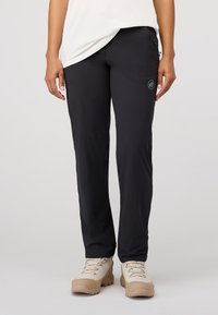Sorte utendørs bukser med slim fit, laget av lett materiale. Inkluderer en sidelomme og har et logo på venstre hofte.