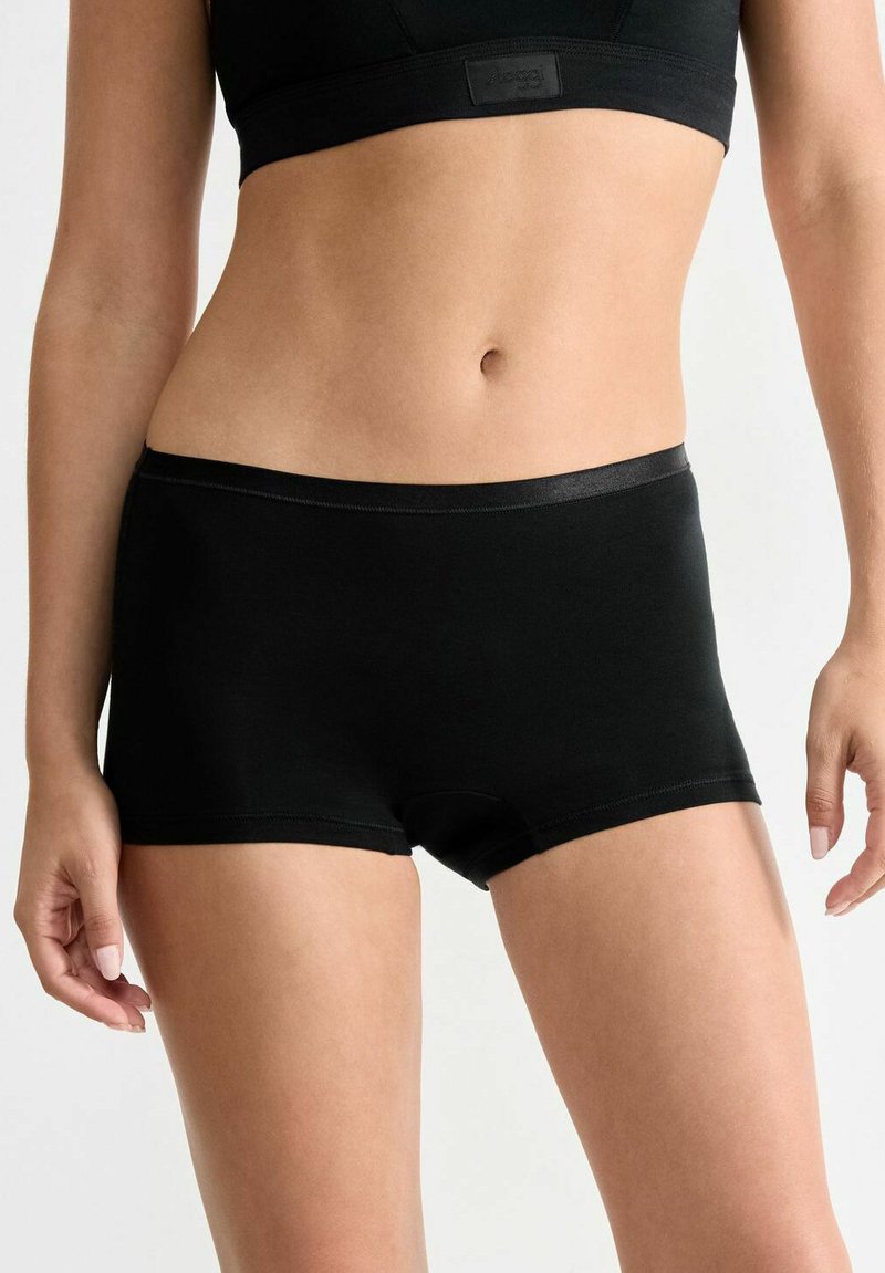 Schwarze Baumwollboxershorts mit einem glatten Bund, die ein schlichtes Design und minimale Nähte aufweisen. Eignet sich für den täglichen Gebrauch.