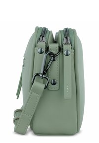 Piccola borsa a tracolla in pelle verde salvia con due scomparti con zip, chiusura in metallo nero e attacco per tracolla regolabile in vista laterale.