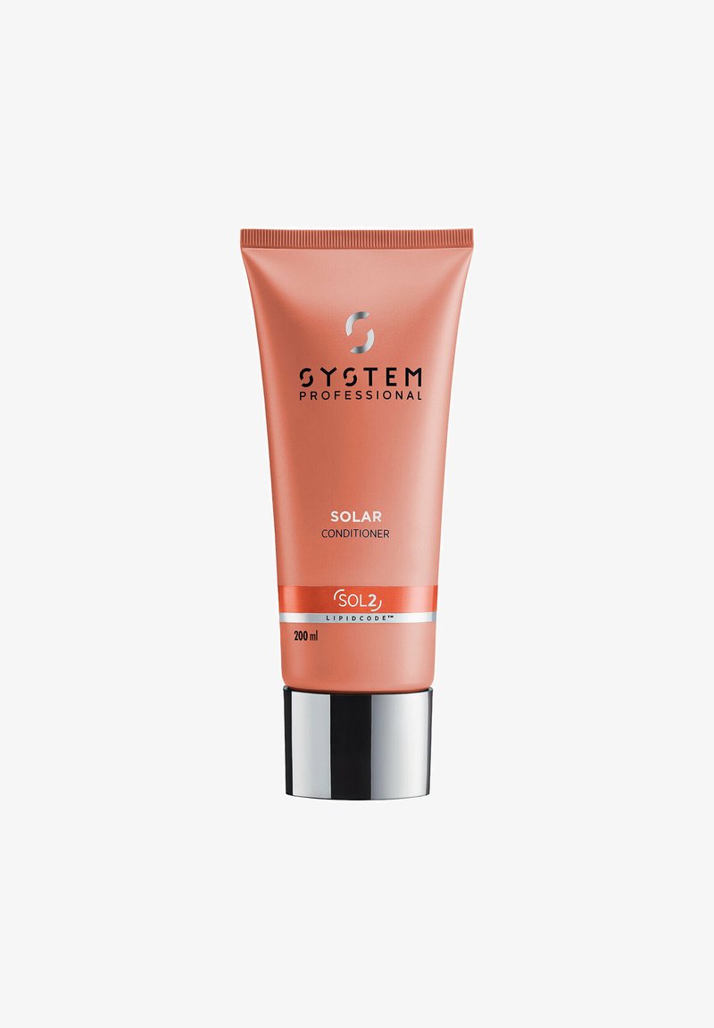 Ein Conditioner in einer Pfirsichfarbene Tube mit silberner Kappe. Aufschrift: "SYSTEM PROFESSIONAL SOLAR CONDITIONER" und "200 ml." Einfaches, modernes Design.