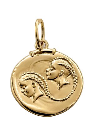 Colgante circular de oro grabado con dos rostros de perfil lateral conectados por cabello trenzado que forma una figura de infinito.