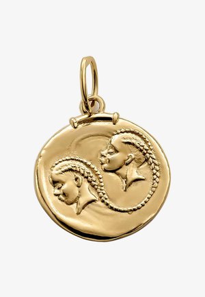 Colgante circular de oro grabado con dos rostros de perfil lateral conectados por cabello trenzado que forma una figura de infinito.