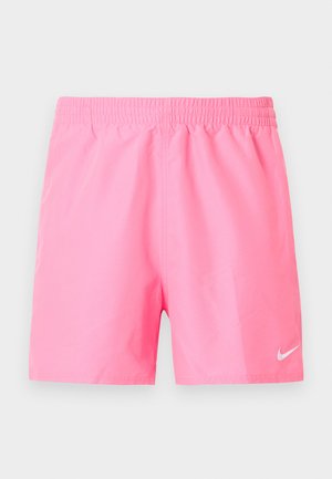 Short de sport rose vif avec ceinture élastique et petit logo Nike swoosh blanc sur la partie inférieure de la jambe gauche, présenté sur fond uni.