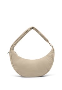 Sac d'épaule beige en forme de croissant avec une bandoulière rembourrée et une fermeture éclair sur fond blanc.