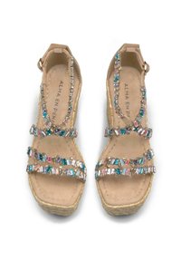 Wedge-sandalen met een natuurlijke kurken zool, beige banden versierd met kleurrijke acrylstenen, met een gespsluiting.