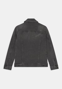 Černá džínová bunda s vybledlou texturou, viditelným šitím, zapínáním na knoflíky a opotřebovanými detaily na ramenou a zádech.