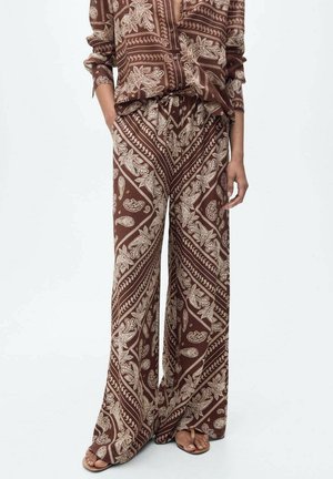 Brune mønstrede bukser med en løs pasform, der har et paisley-design i cremefarve. Stoffet er letvægts med en elastisk talje og brede ben.