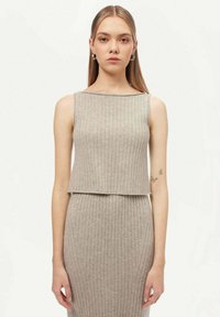 Ljusgrå ribbad stickad ärmlös topp med en cropped design, som har en rak halsringning och en texturerad yta.