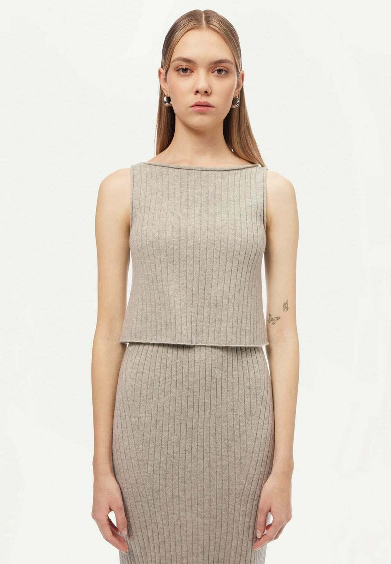 Ljusgrå ribbad stickad ärmlös topp med en cropped design, som har en rak halsringning och en texturerad yta.