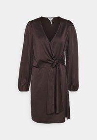 Vestido envolvente marrón hecho de una tela suave, con mangas largas, un escote en V profundo y un detalle de lazo en la parte frontal a la altura de la cintura.