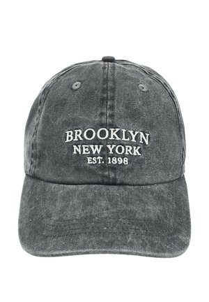 Ciemnoszara czapka bejsbolowa z denimu z białym haftowanym tekstem "Brooklyn New York Est. 1898" na przednim środkowym panelu.