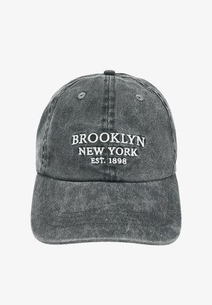 Mørkegrå denim baseballkasket med hvidt broderet tekst "Brooklyn New York Est. 1898" på frontens midterpanel.