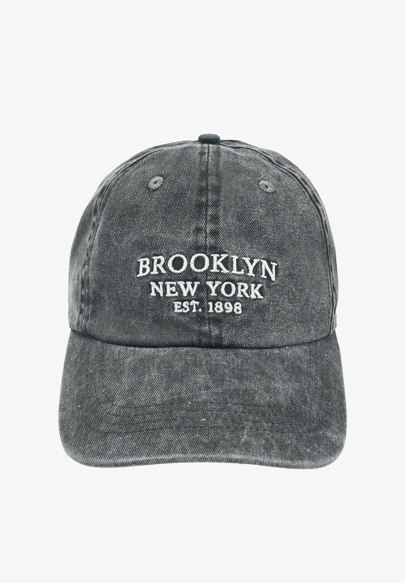 Casquette de baseball en denim gris foncé avec texte brodé blanc "Brooklyn New York Est. 1898" sur le panneau avant central.