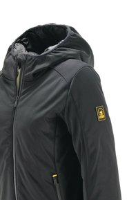 Giacca nera con cappuccio, zip frontale, tasca con zip e logo giallo sulla parte superiore del braccio.