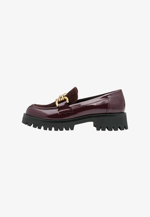 Mocassin en cuir verni bordeaux avec un avant texturé bordeaux, des détails en métal doré et une semelle en caoutchouc noir épaisse avec un bord dentelé.