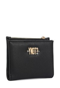 Portafoglio in pelle nera con finitura texturizzata, logo "YNOT?" in tono oro, tasca con zip e forma rettangolare compatta.