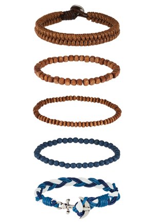 Conjunto de cinco pulseras que presentan cuentas de madera, cuerda trenzada y un broche de metal con forma de ancla. Los colores incluyen marrón, marino y azul. Diferentes texturas.