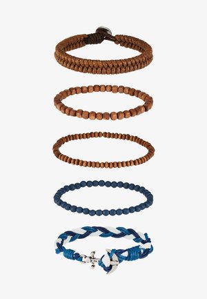 Zestaw pięciu bransoletek z koralikami drewnianymi, splecionym sznurkiem i metalowym zapięciem w kształcie kotwicy. Kolory obejmują brązowy, granatowy i niebieski. Różne tekstury.